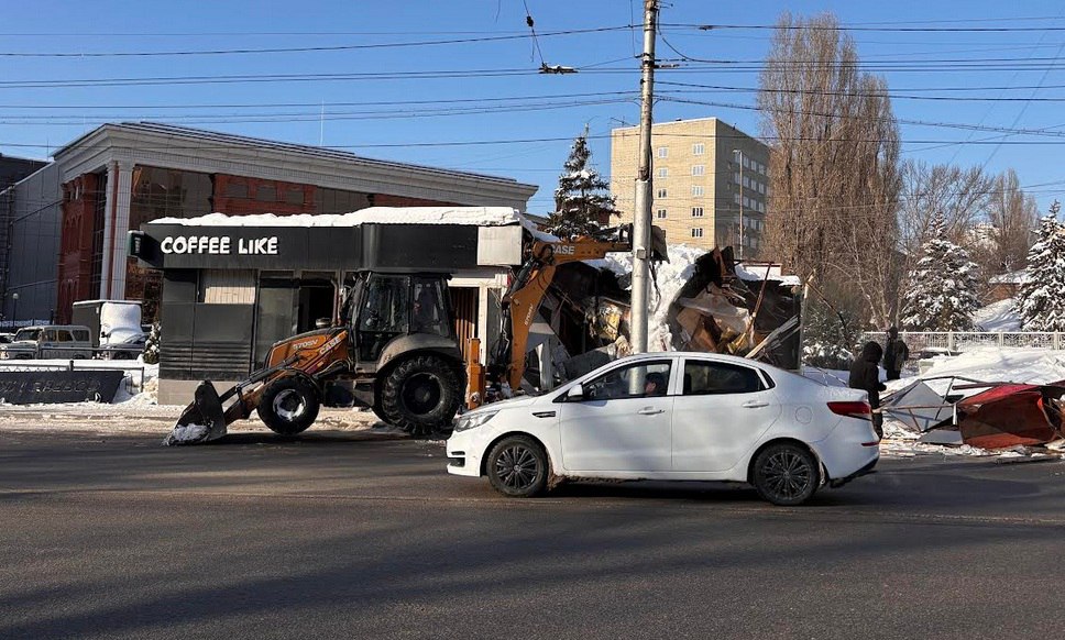 В Саратове на Ильинской площади снесли торговый павильон